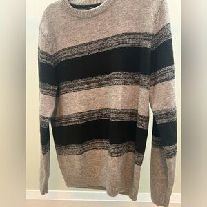 GUESS GREY AND BLACK SWEATER.